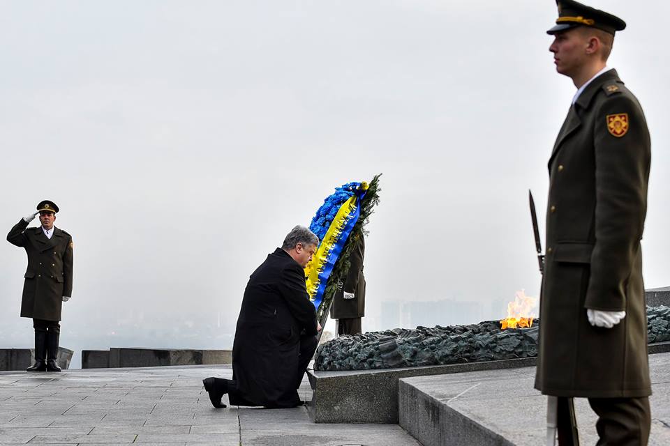Петро Порошенко привітав українців із вигнанням нацистів-окупантів 73 роки тому (фото)