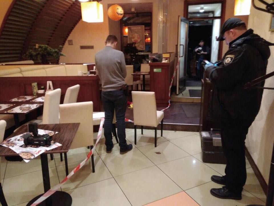 У Києві прострелили голову відвідувачу суші-бару (фото)