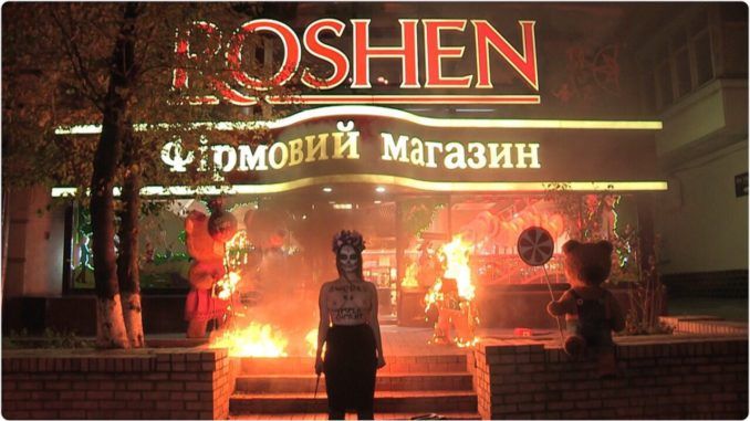 У Києві оголена активістка Femen спалила фігури ведмедів біля магазину Roshen
