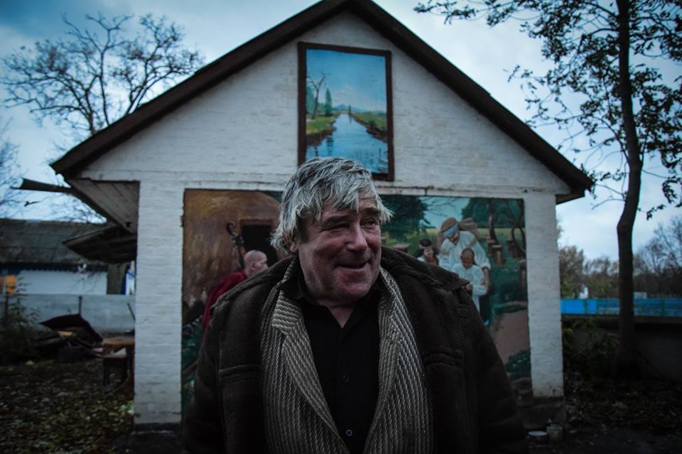На Черкащині сільський художник малює картини на стінах своєї хати