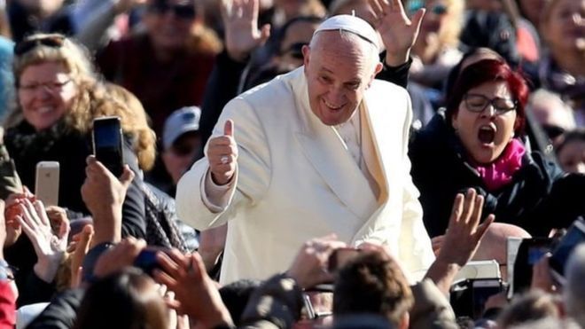Папа Франциск критикує вірян за мобілки в церкві
