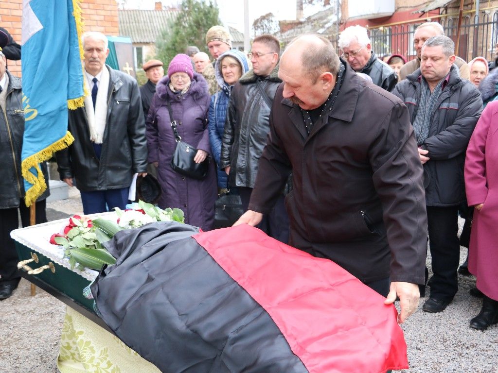 У Кропивницькому під час похорону зв’язківця УПА вітер накрив домовину червоно-чорним прапором