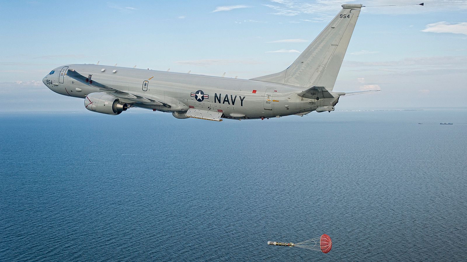 Над Чорним морем літак ВМС США ледь не розбився через небезпечні дії російського винищувача