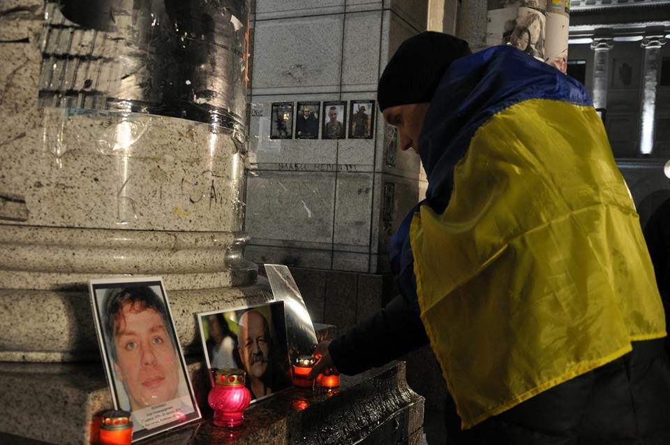 На Майдані Незалежності учасники Євромайдану відстояли ніч у пам’ять про події 30.11.2013
