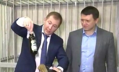 Адвокат Януковича приніс до суду бруківку і «коктейлі Молотова»