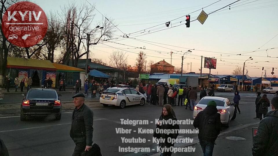 У Києві знесли МАФи на ринку біля Дарницького вокзалу: люди перекрили дорогу