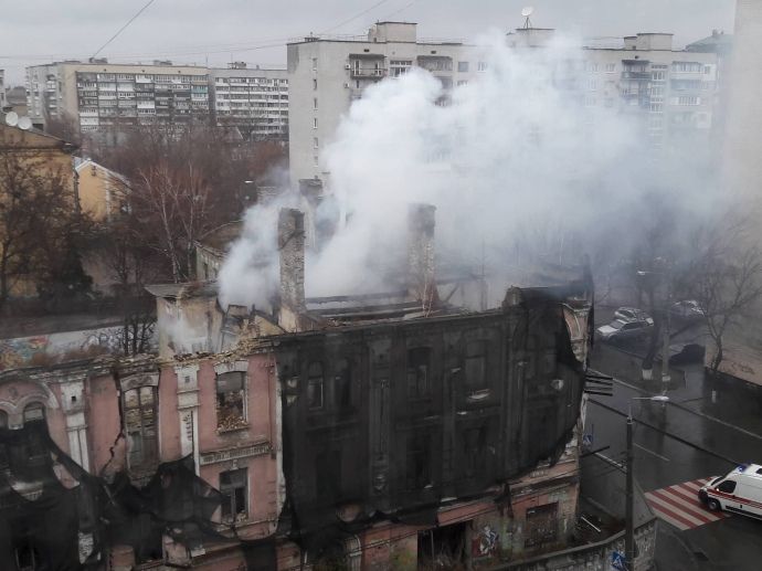 У Києві горить будинок - пам’ятка архітектури по вулиці Щекавицькій
