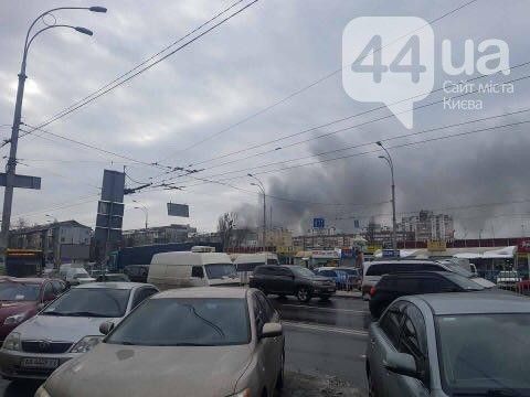 У Києві стався вибух в житловому будинку: вирує пожежа