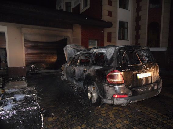 У Рівному підпалили будинок та авто місцевого депутата Олександра Бабата