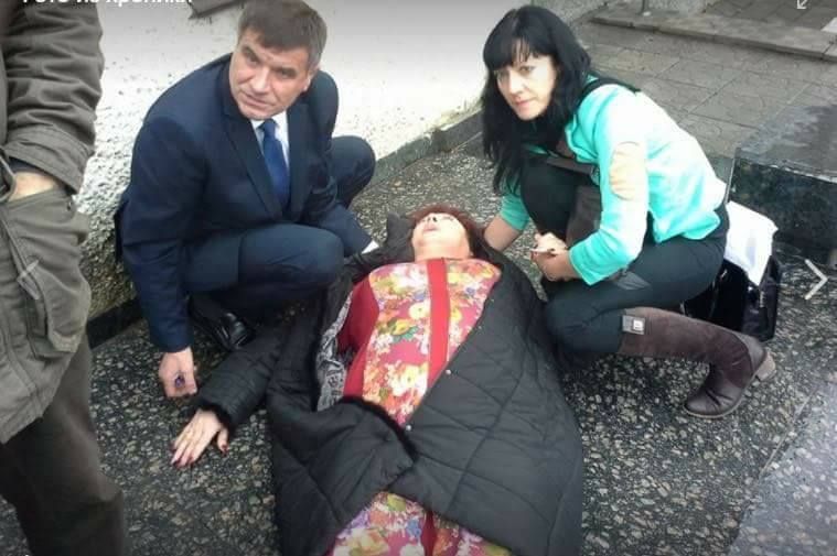 У Жмеринці депутат Олександр Фурман вдарив колегу Ольгу Пащук через зарплату мера