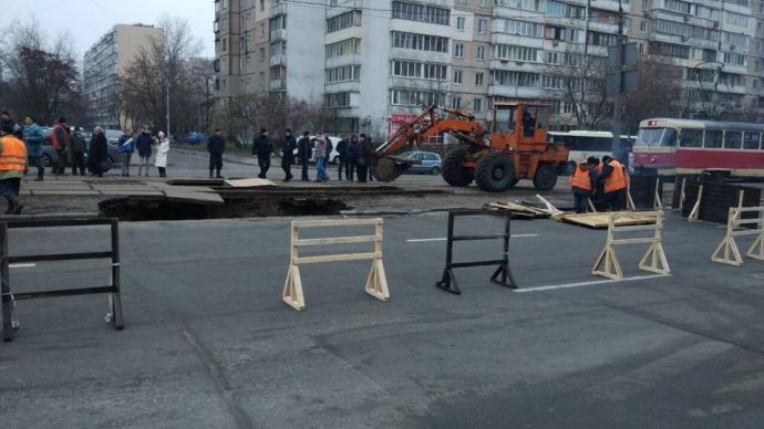 На Харківському масиві Києва провалився грунт під трамвайними коліями (фото)