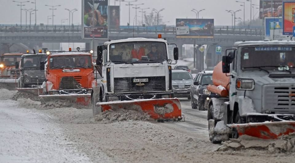 У Київ заборонили в’їжджати вантажівкам через снігопад