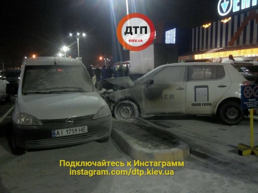 На парковці Епіцентра у Києві водій таксі влаштував масштабну аварію з пожежею