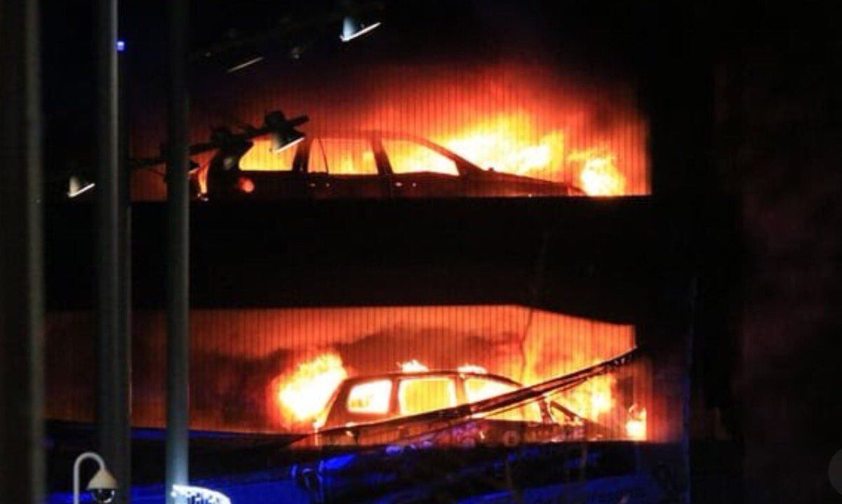 У Ліверпулі на парковці згоріли майже півтори тисяч автомобілів