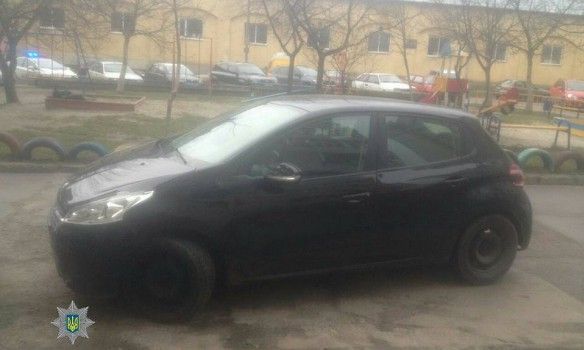 У Львові жінка під наркотиками півкілометра везла патрульного на капоті