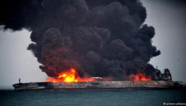 У Східно-Китайському морі забруднюється атмосфера після вибуху танкера