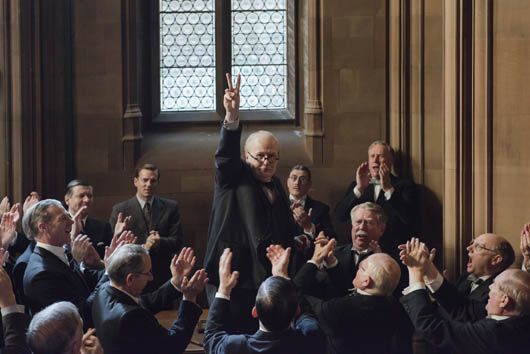 Не здаватися: рецензія на фільм про Вінстона Черчилля «Темні часи»