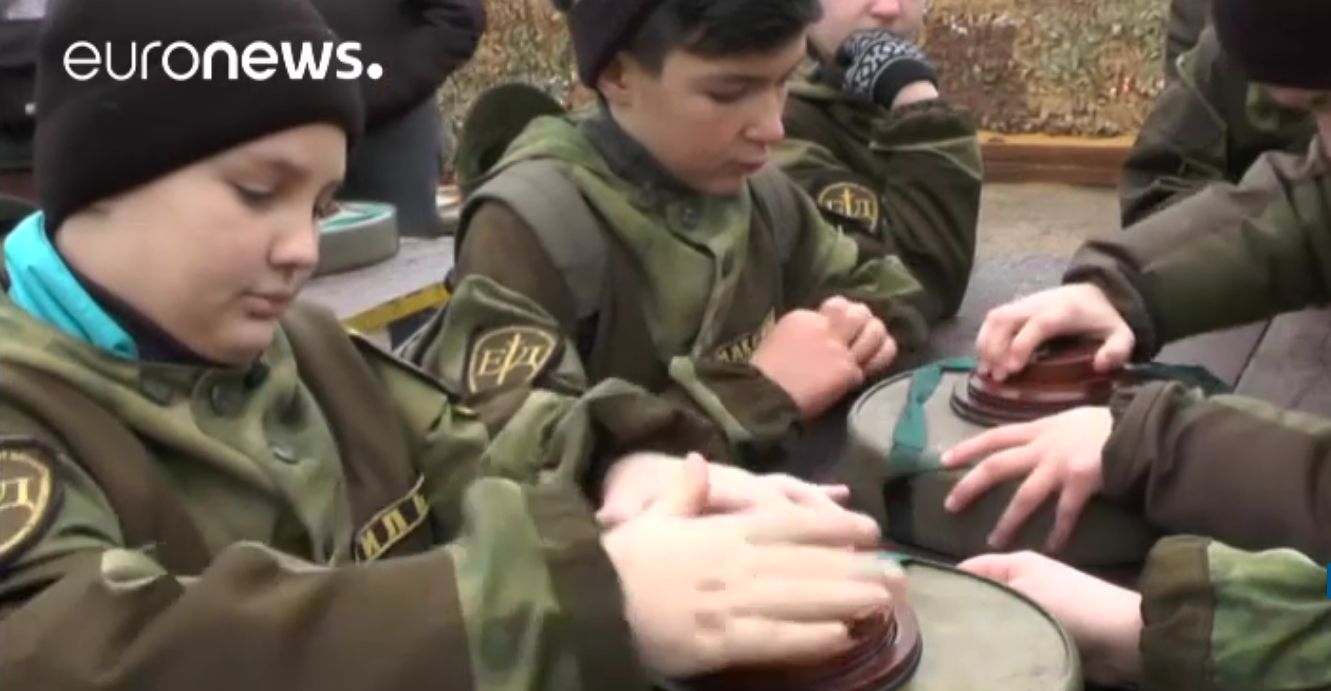 Телеканал Euronews показав сюжет, як дітей із Криму вчать поводитися із мінами
