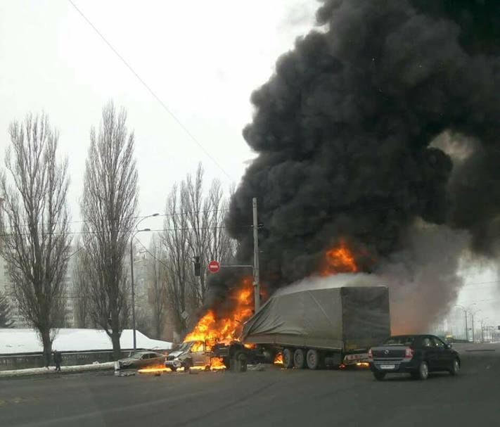 У Києві згоріло 4 авто в аварії (фото)