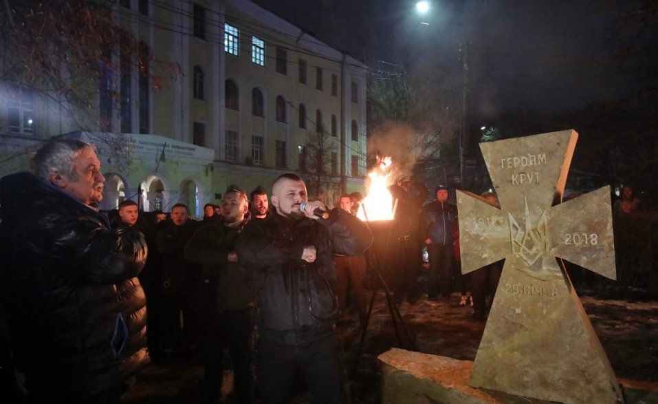На Львівській площі у Києві відкрили пам'ятник Героям Крут