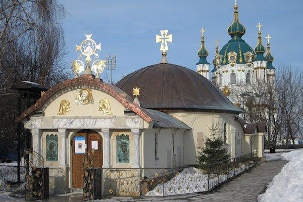 У Києві вимагають знести споруду УПЦ МП біля Десятинної церкви