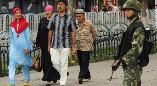 В Китаї 120 тисяч мусульман-уйгурів зігнали у «виправні табори»
