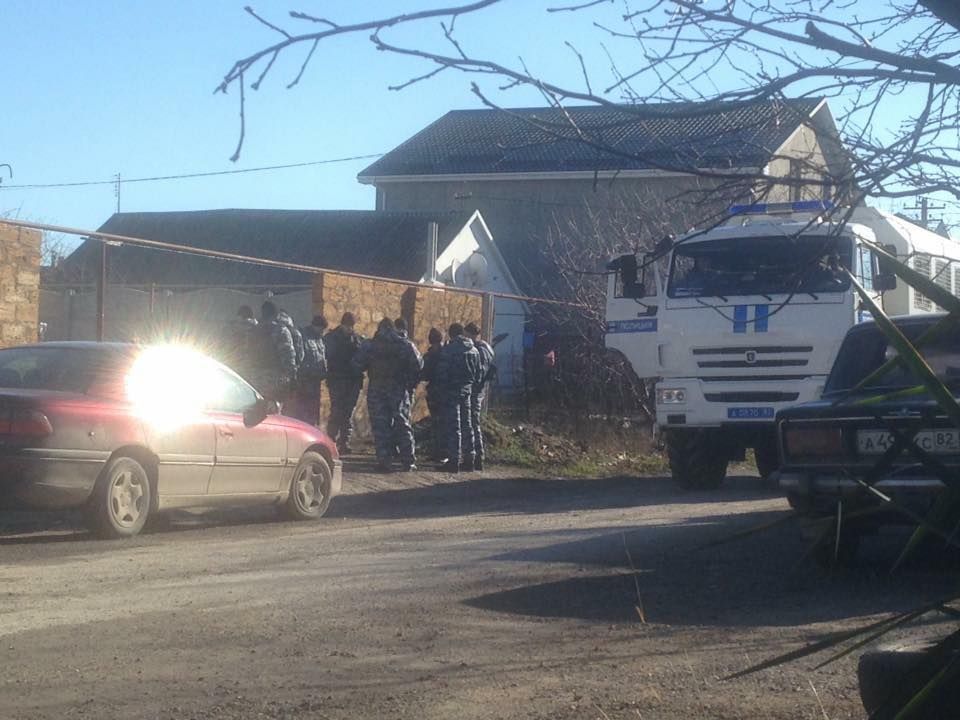 У Сімферополі вивезли з будинку кримського татарина після обшуку ФСБ