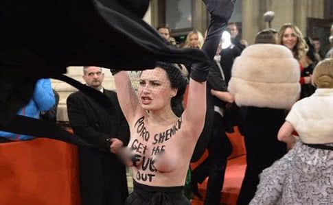 Активістка Femen атакувала Порошенка на Віденському балу