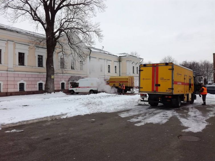 У Києві евакуювали експонати з музею Гончара через підтоплення (фото)