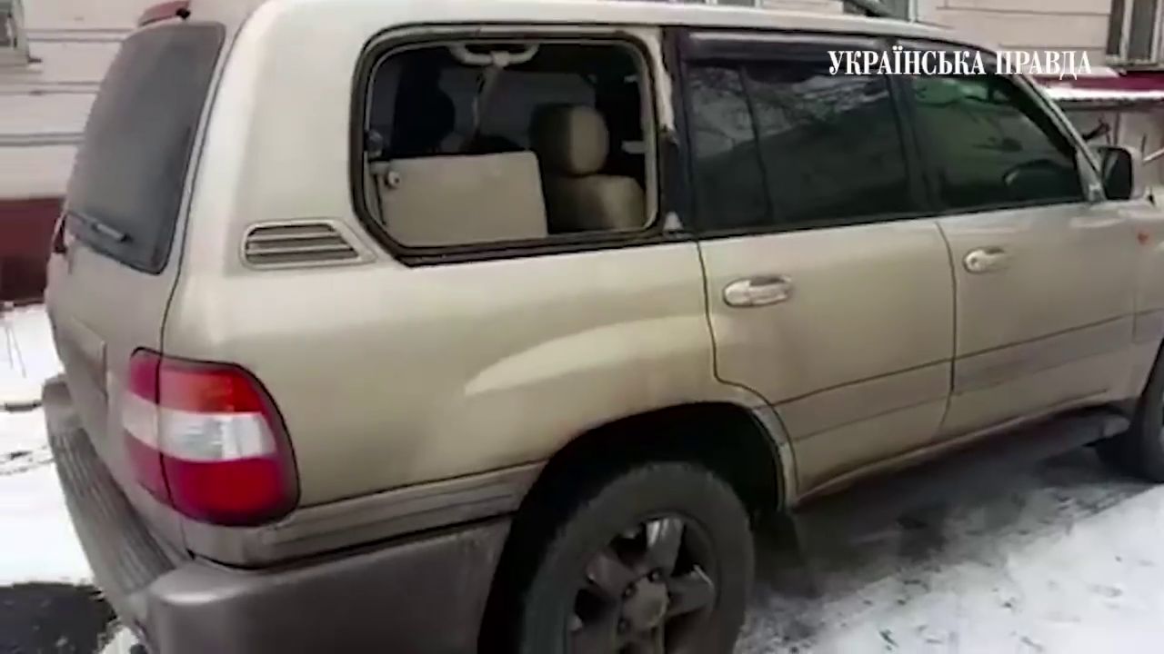 Біля Солом’янського суду чоловік сокирою пошкодив 13 автівок «за Труханова» (відео)