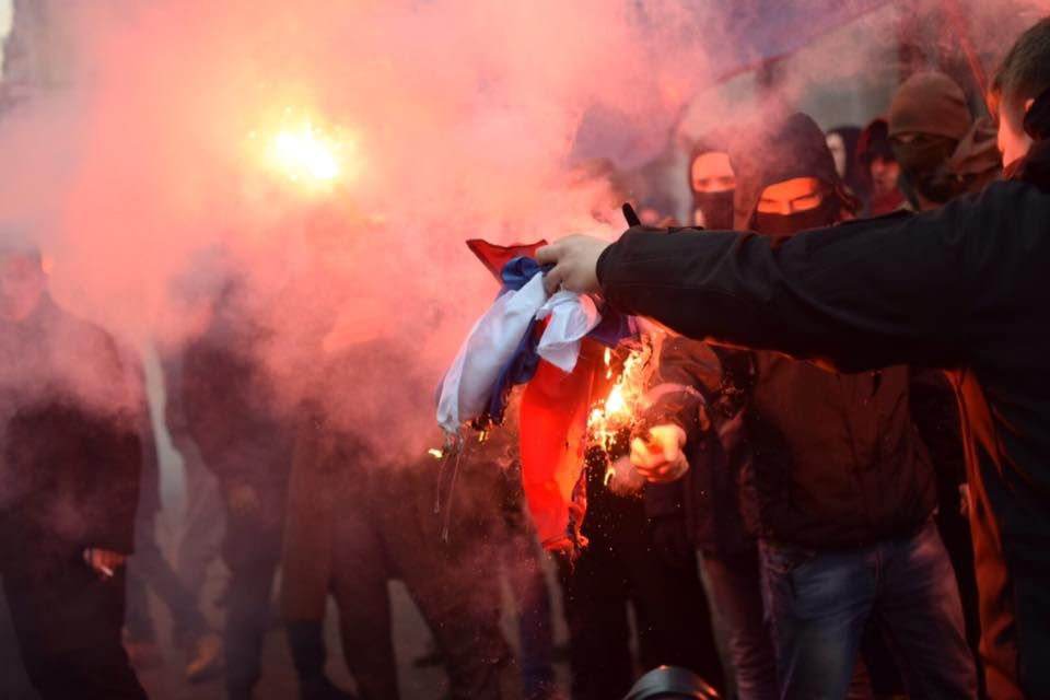 У Києві біля будівлі «Росспівробітництва» активісти С14 спалили російський прапор