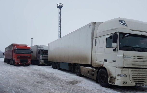 Росія не пропукає через кордон вантажівки з України