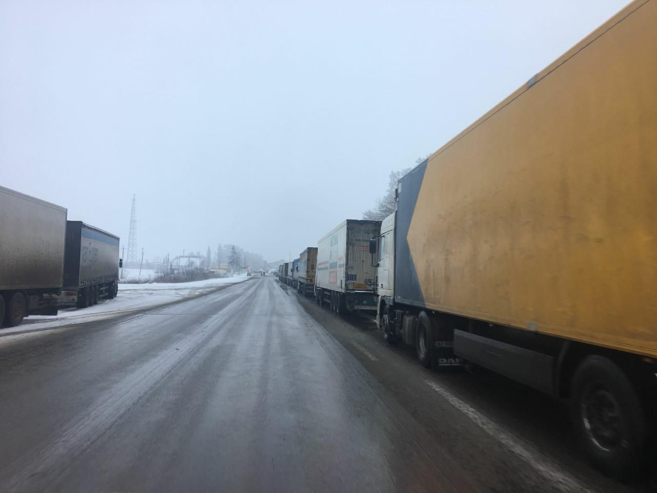 На пункті пропуску «Нєхотєєвка» Росія третій день не пропускає вантажівки