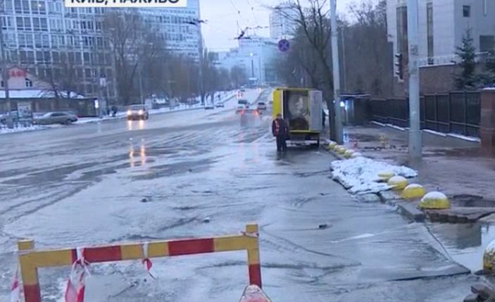 На Солом’янській площі в Києві частково перекрили рух через порив трубопроводу