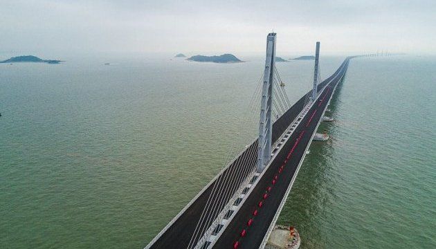 У Китаї збудували найдовший морський міст у світі