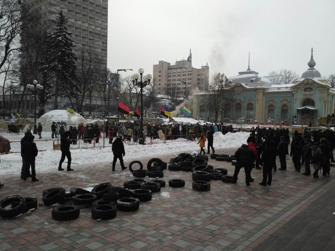 Правоохороці відтіснили протестувальників від будівлі Верховної Ради.