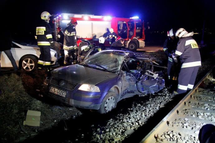 В Польщі при зіткненні автівки та потяга загинули 4 українця