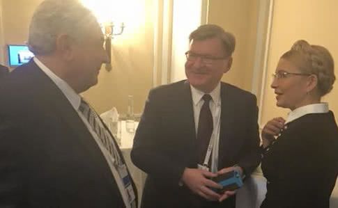 Порошенко обурений селфі Тимошенко з російським послом
