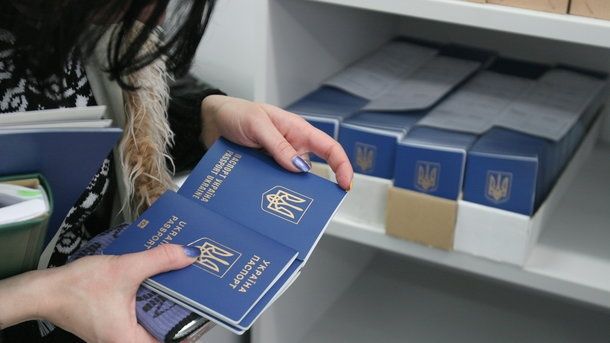 В Україні припиняють оформлення паспортів у формі книжечки