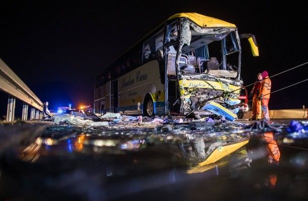 Страшна аварія у Німеччині: Пасажирський автобус зіткнувся з фурою