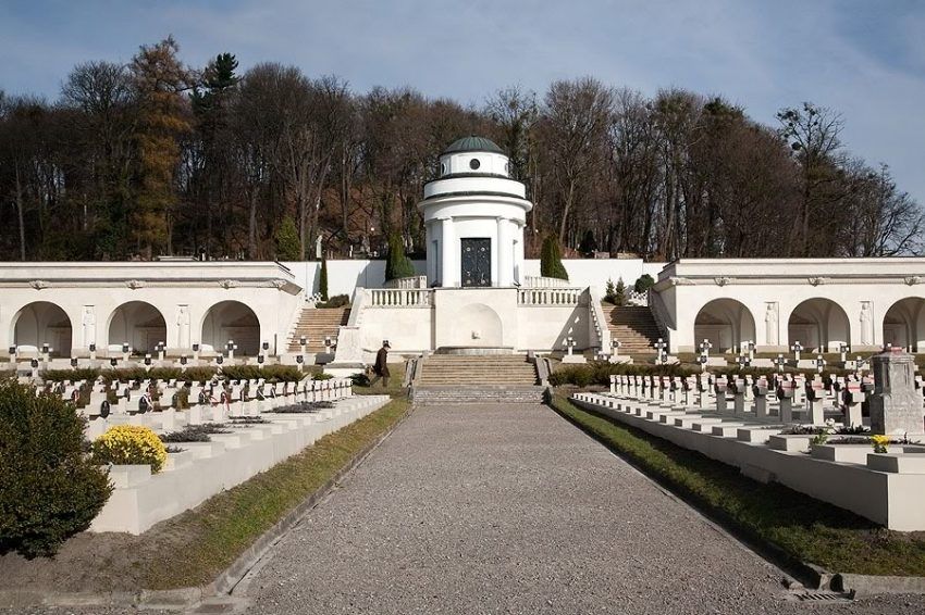 У Львові затримали двох осіб за підрив на цвинтарі Орлят