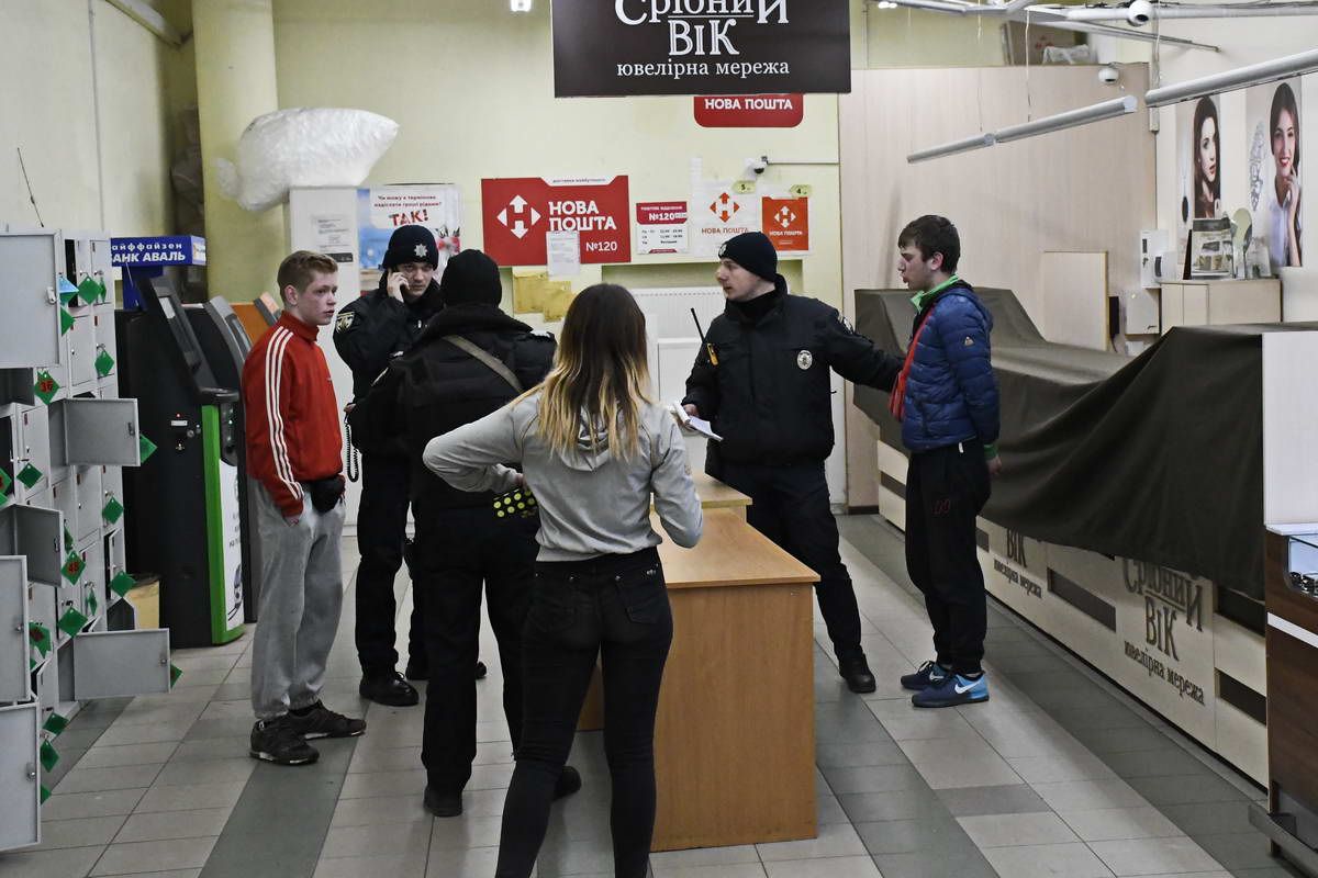 На Борщагівці в Києві «гопники» пограбували продюсера телеканалу та затіяли бійку в супермаркеті