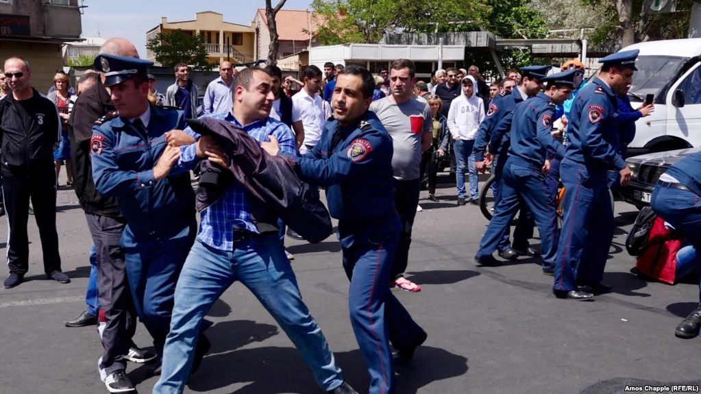 В Єревані активісти блокують вулиці: поліція повідомляє про понад 120 затриманих