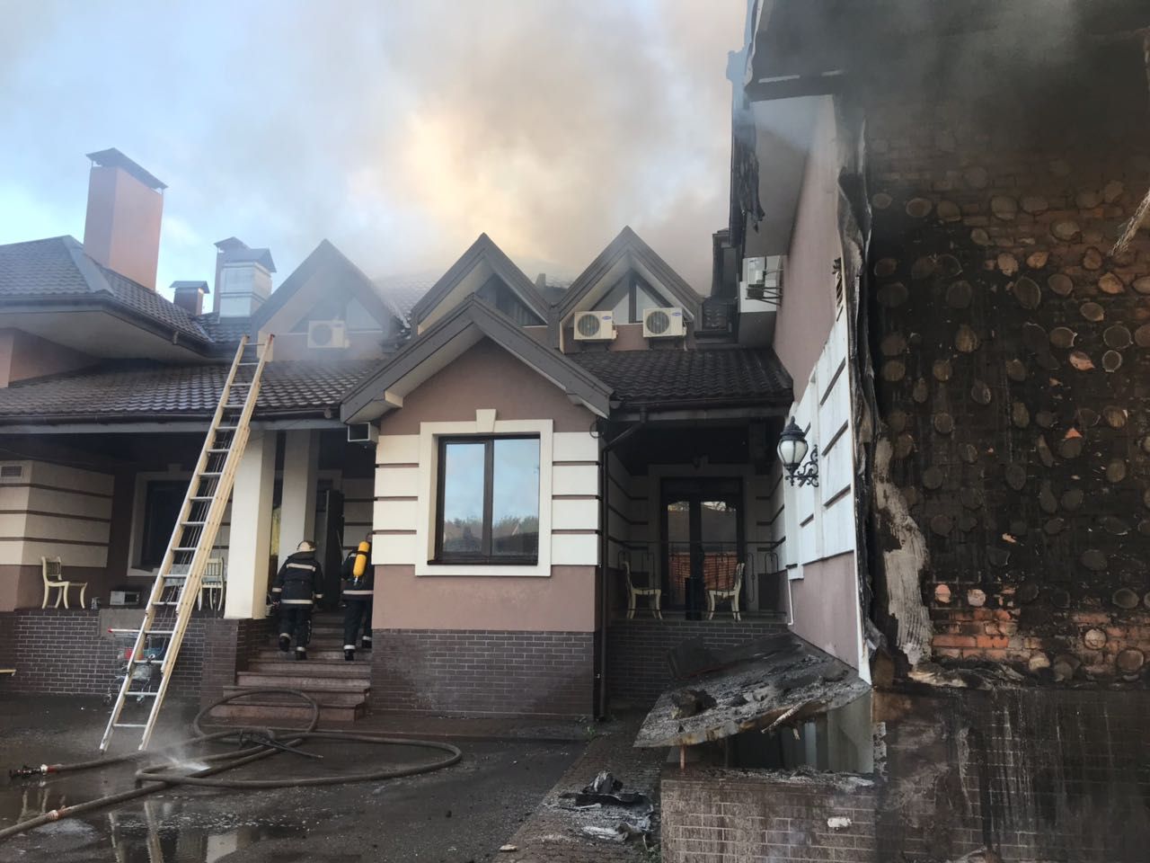 Неподалік Києва сталася пожежа в заміському ресторані «Боровик»
