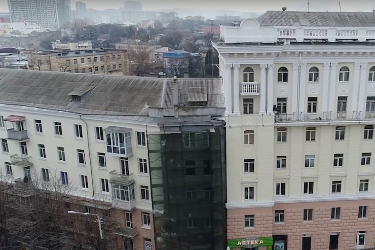 У Дніпрі демонтують засклені балкони на історичних будівлях