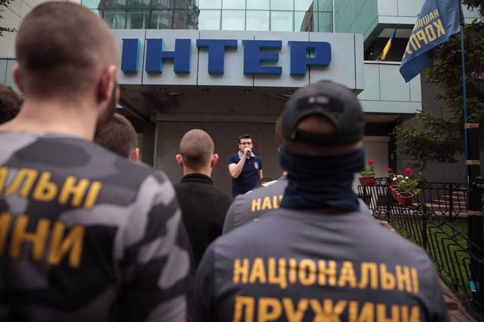 Телеканал «Інтер» пікетують активісти Нацкорпусу (фото)