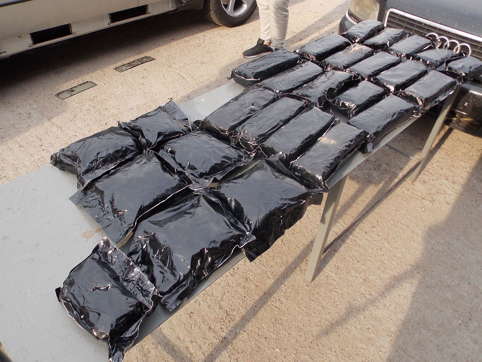 На Чернігівщині намагалися провезти до Росії 26 кг героїну та опіуму