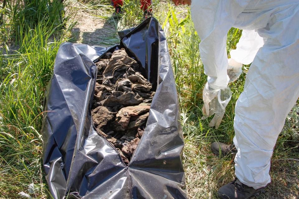 На околиці Дніпра викопали 36 мішків із речами загиблих під Іловайськом (фото)