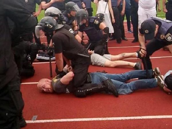 Ветерана АТО, який не потиснув руку Порошенку, затримали під час безладів на стадіоні у Черкасах