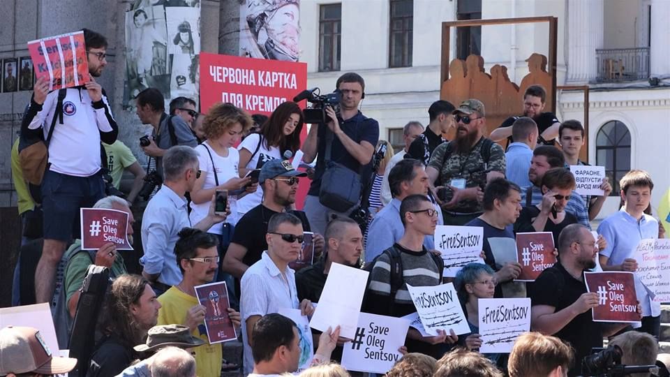 #FreeSentsov: у Києві показали «червону картку» для Кремля (фото)
